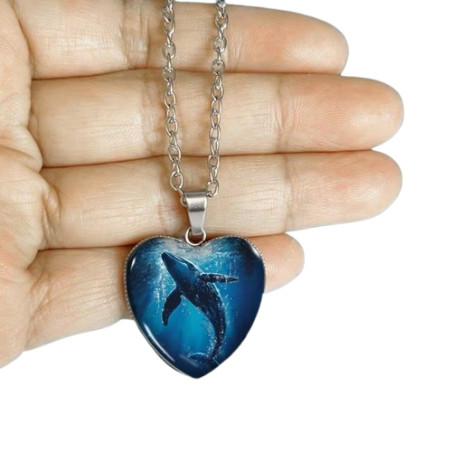 Halssmycke i glas med motiv [H23] - Blåval